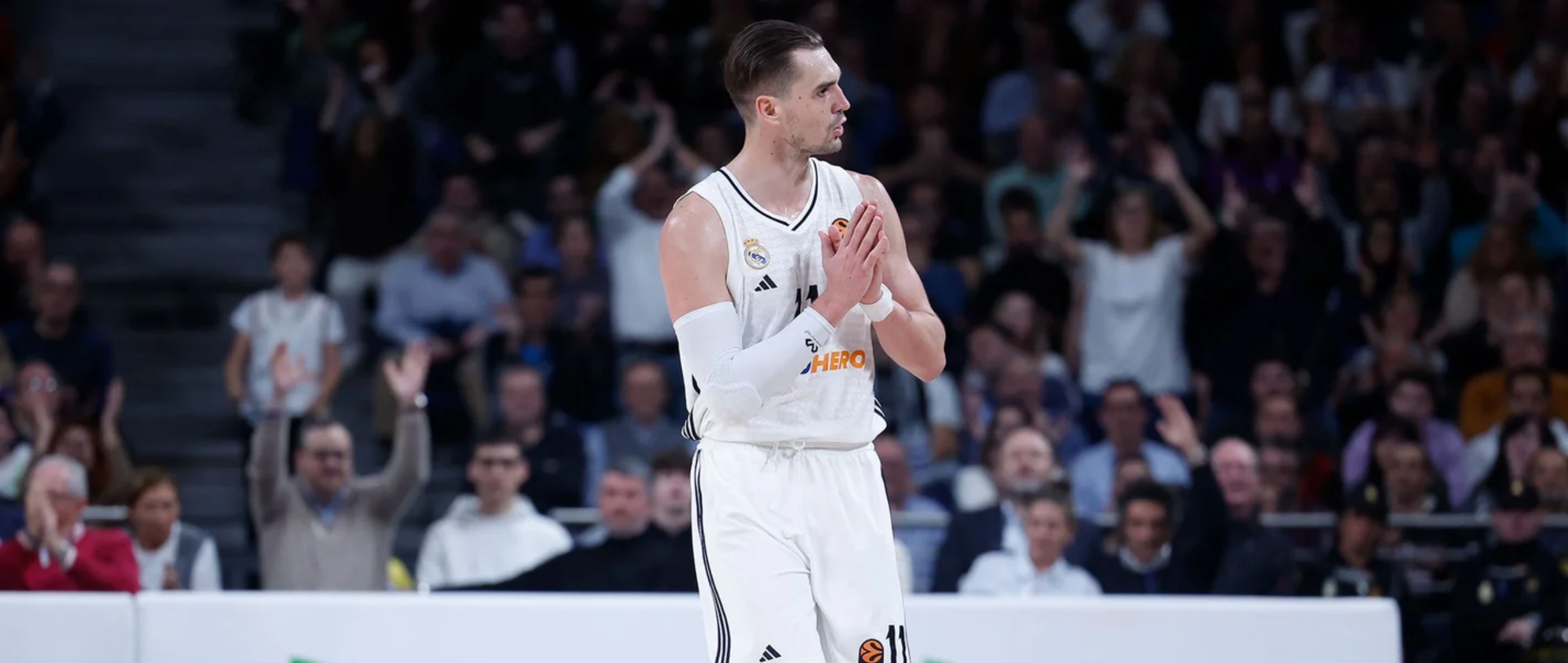 Mario Hezonja, jugador del Real Madrid, pide perdón a la afición tras anotar un triple