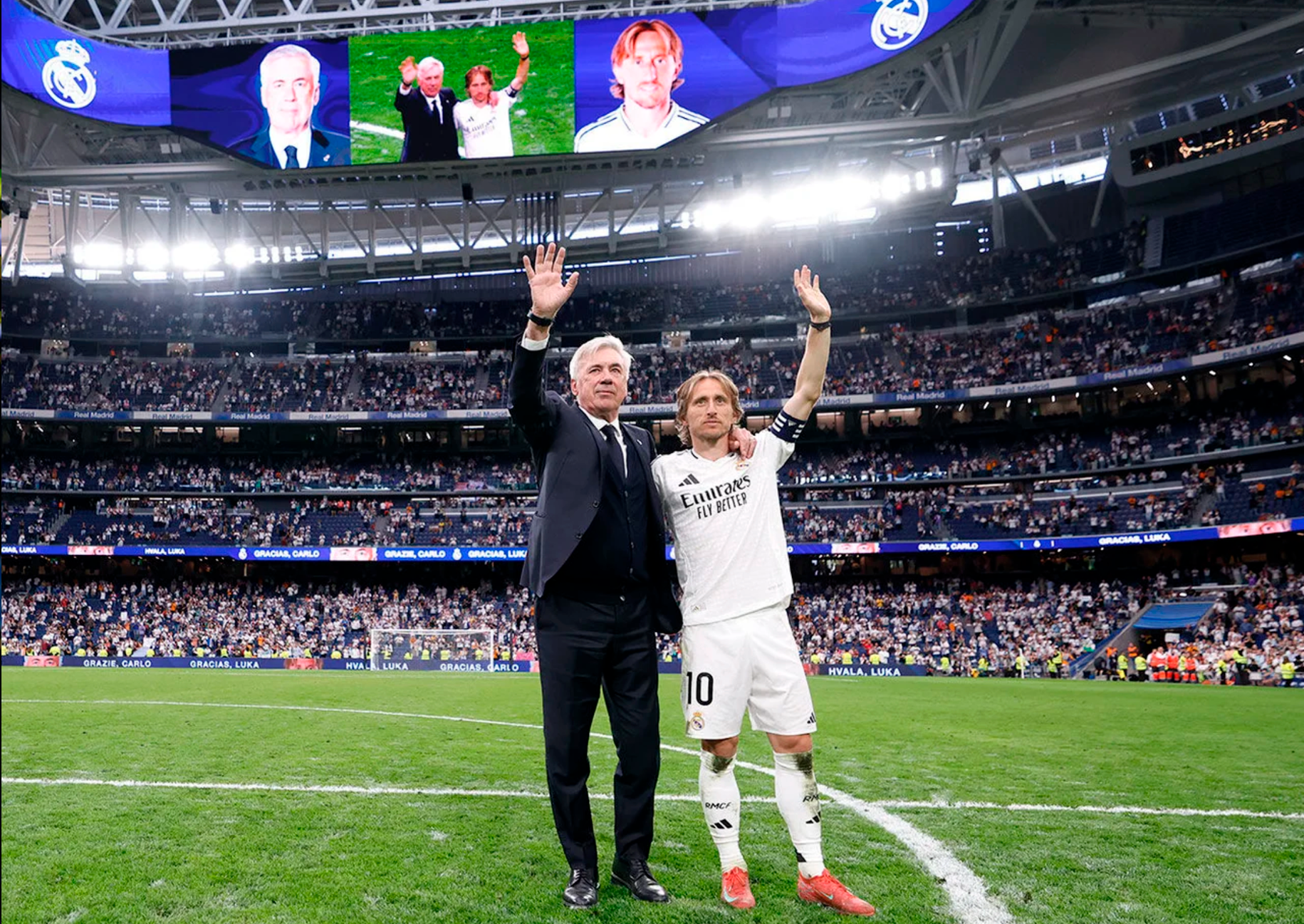 Carlo Ancelotti y Luka Modric saludan a la grada del Estadio Santiago Bernabéu el día de su despedida
